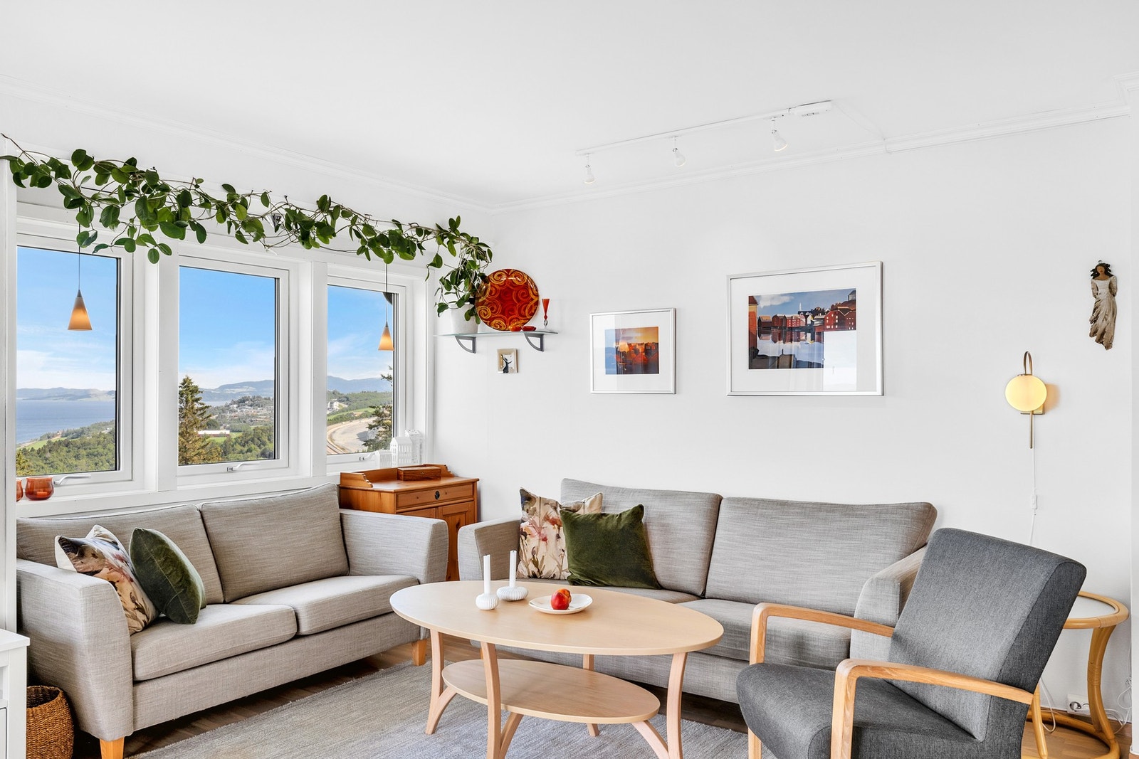 Flere møbleringsmuligheter på stue. Galleribilde