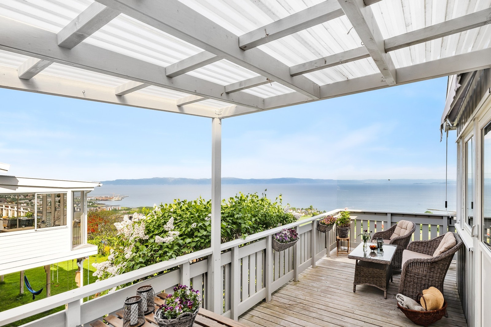 Man har flere flotte uteområder spredt rundt boligen, og på sommerstid nyter man solen bokstavelig talt fra den står opp til den går ned. Galleribilde