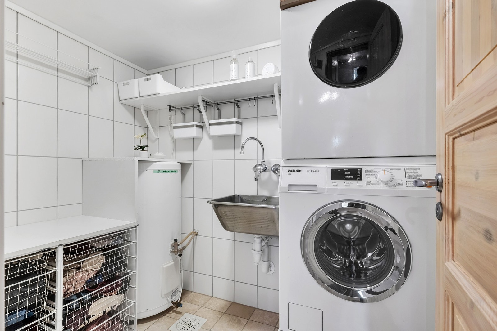 Vaskerommet er på ca. 3,5 kvm, og ble oppusset i 2013 av samme firma/fagfolk som badet. Galleribilde