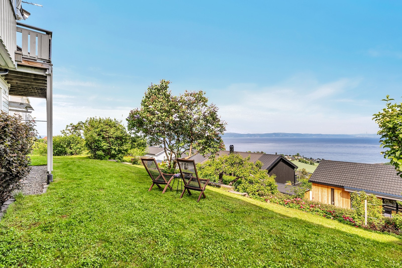 Herlig plen på nedsiden av boligen - også herfra har man en flott utsikt. Galleribilde
