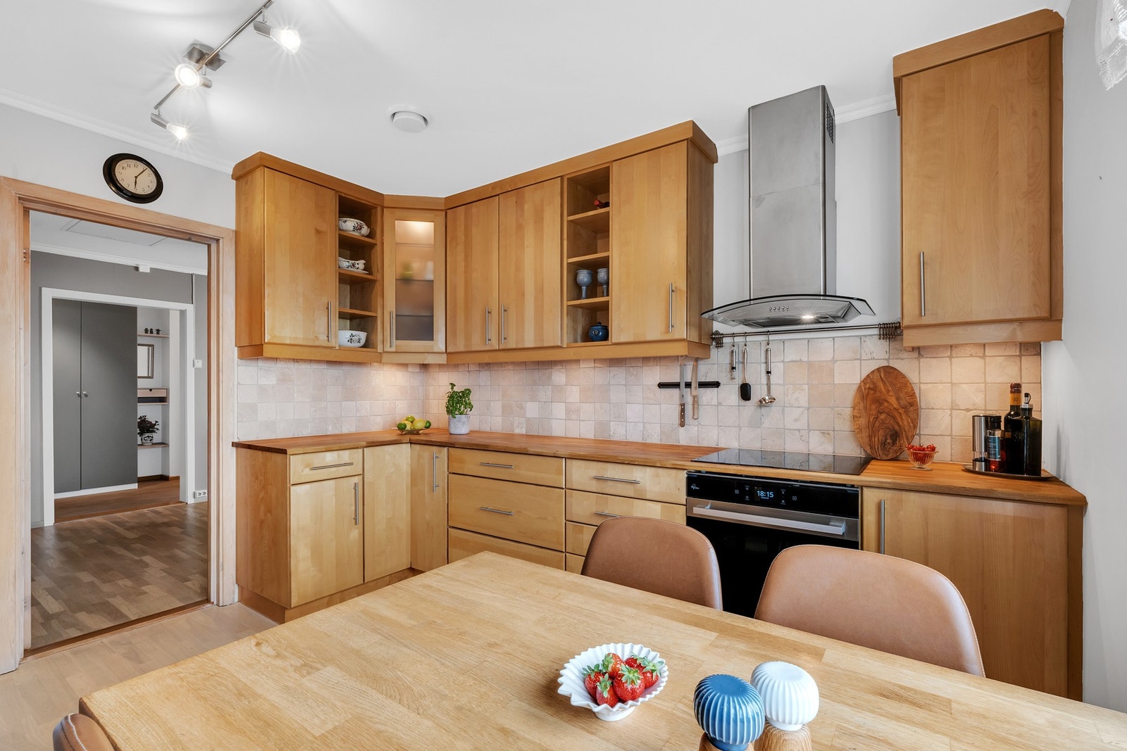 Kjøkken i heltre fra 2006, levert av Brovold snekkerverksted. Galleribilde