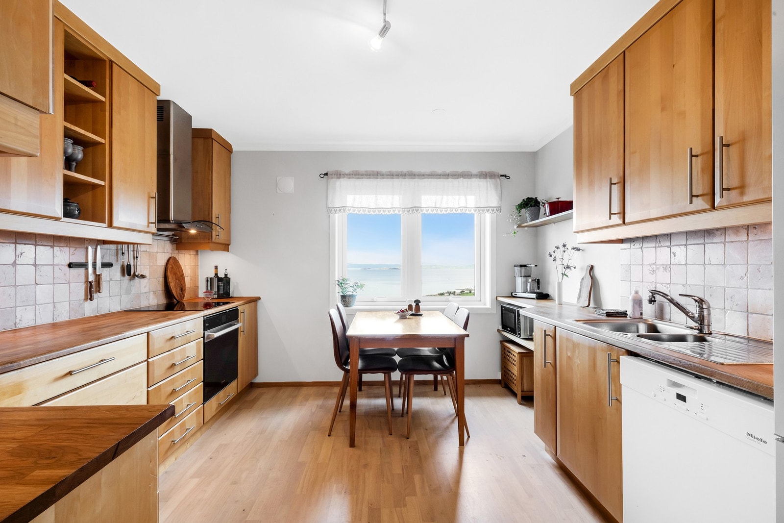 Kjøkkenet byr på mye skap og benkeplass. Galleribilde