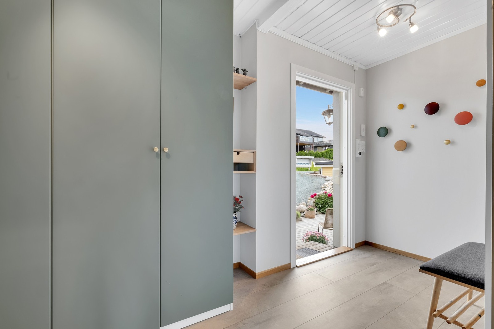 Romslig entré på hele 8,5 kvm. God plass til yttertøy, sko, barnevogn osv. Galleribilde