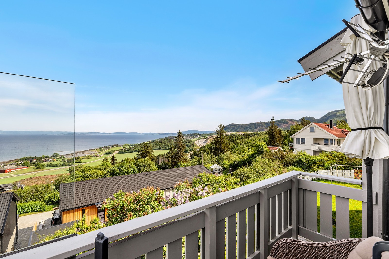 Her ser man utover mot Væreholmen og over mot Åsenfjorden og Frosta på andre siden av fjorden. Galleribilde