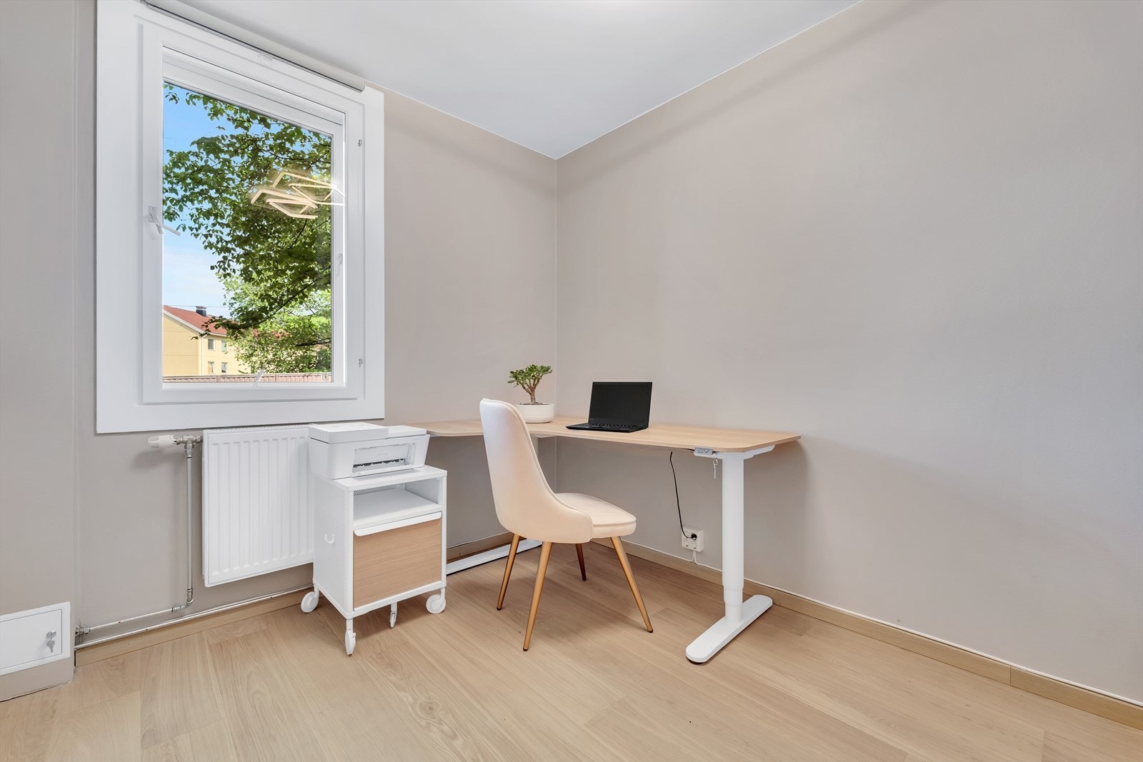 Soverom 2 er også av god størrelse og blir idag brukt som kontor. Store vindusflater sørger ellers for rikelig med naturlig sollys som bidrar til behagelig atmosfære i rommet. Galleribilde