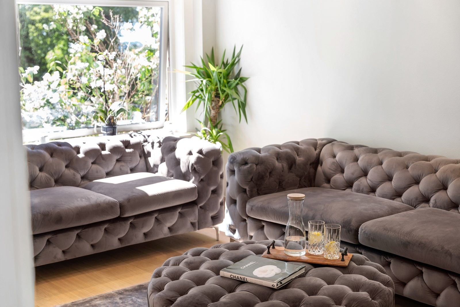 Store vindusflater samt utgang til balkongen sørger for gode innvendige lysforhold og en luftig romfølelse. Galleribilde