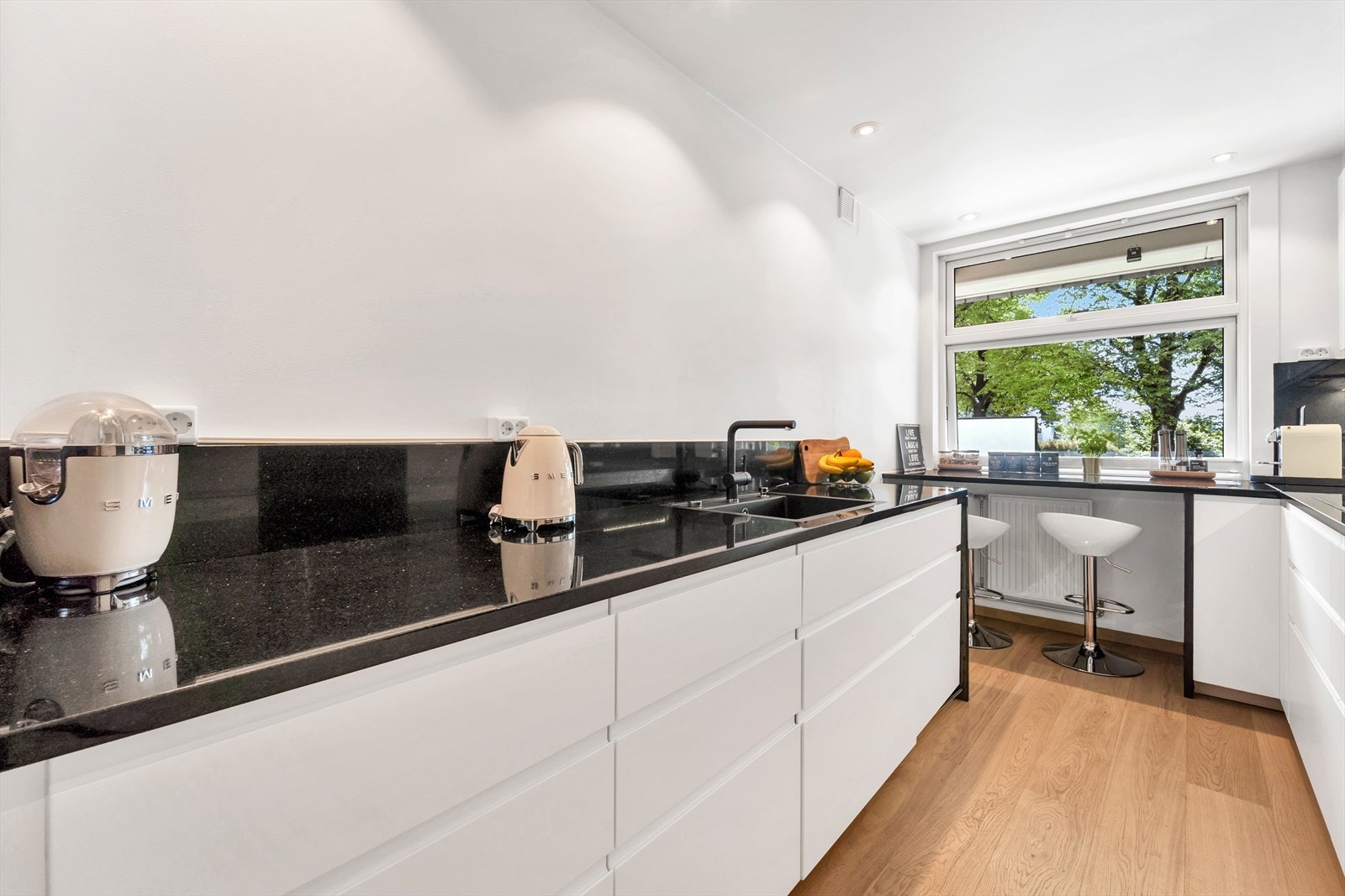 Integrerte hvitevarer medfølger boligen ved salg og inkluderer komfyr, mikrobølgeovn, induksjonstopp, oppvaskmaskin, samt kjøle-/fryseskap. Galleribilde