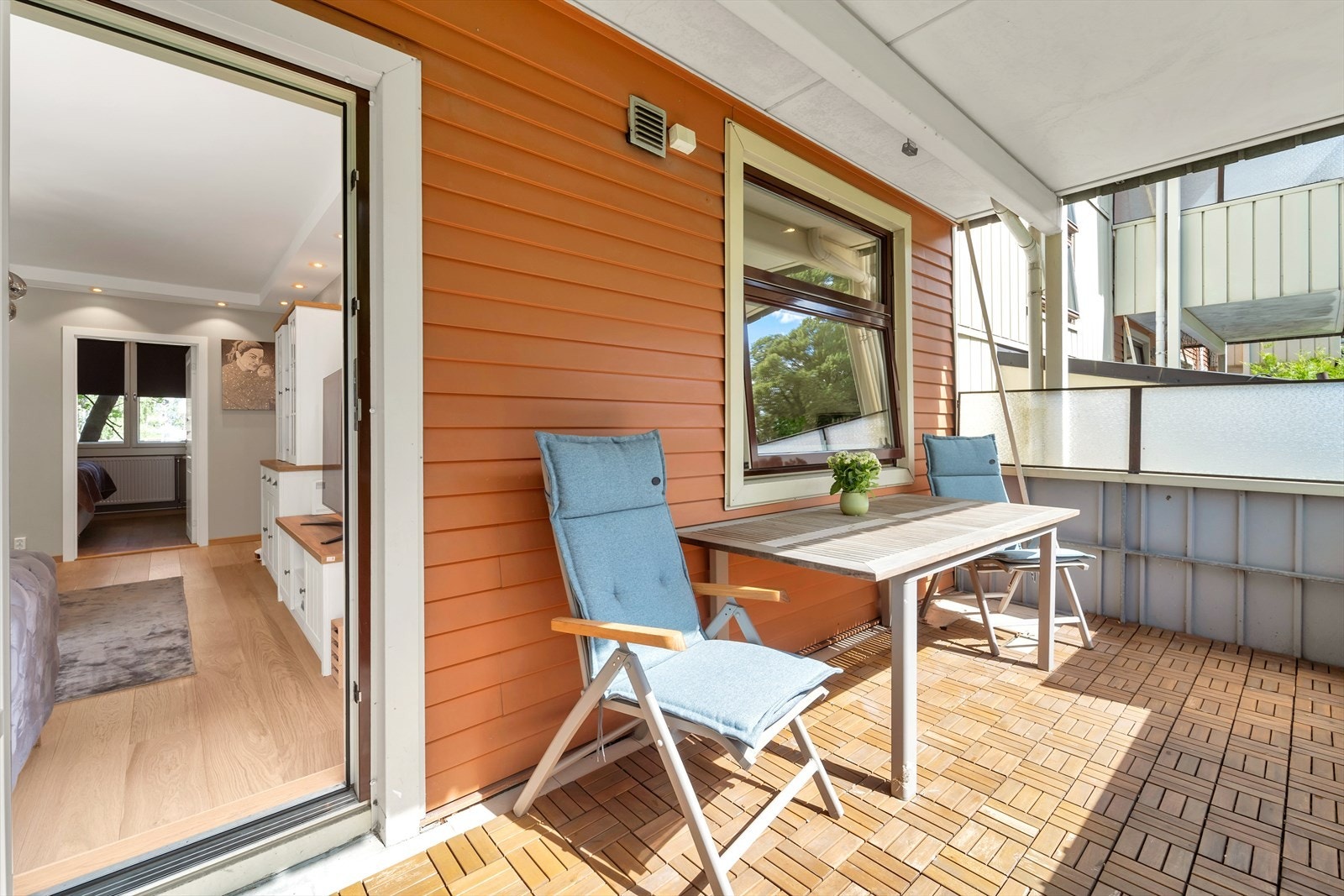 Fra stuen har du utgang til en stor og herlig balkong som strekker seg over 9 m². Innred etter eget ønske og behov med både sittegruppe, grill og variert beplantning. Galleribilde