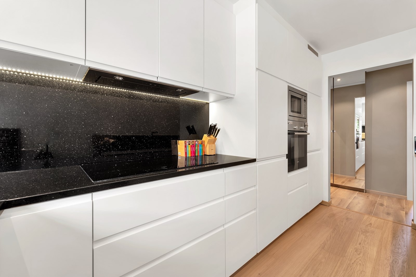 Godt med skap- og benkeplass sørger ellers for fine arbeidsflater og rikelig med plass til alle dine kjøkkenartikler. Galleribilde