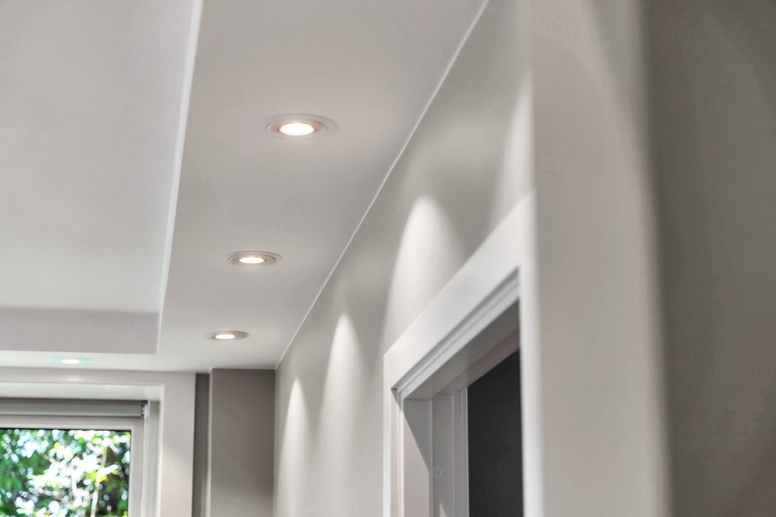 Spotter i himling bidrar til behagelig lysforhold som du kan dimme etter eget ønske og behov. Galleribilde