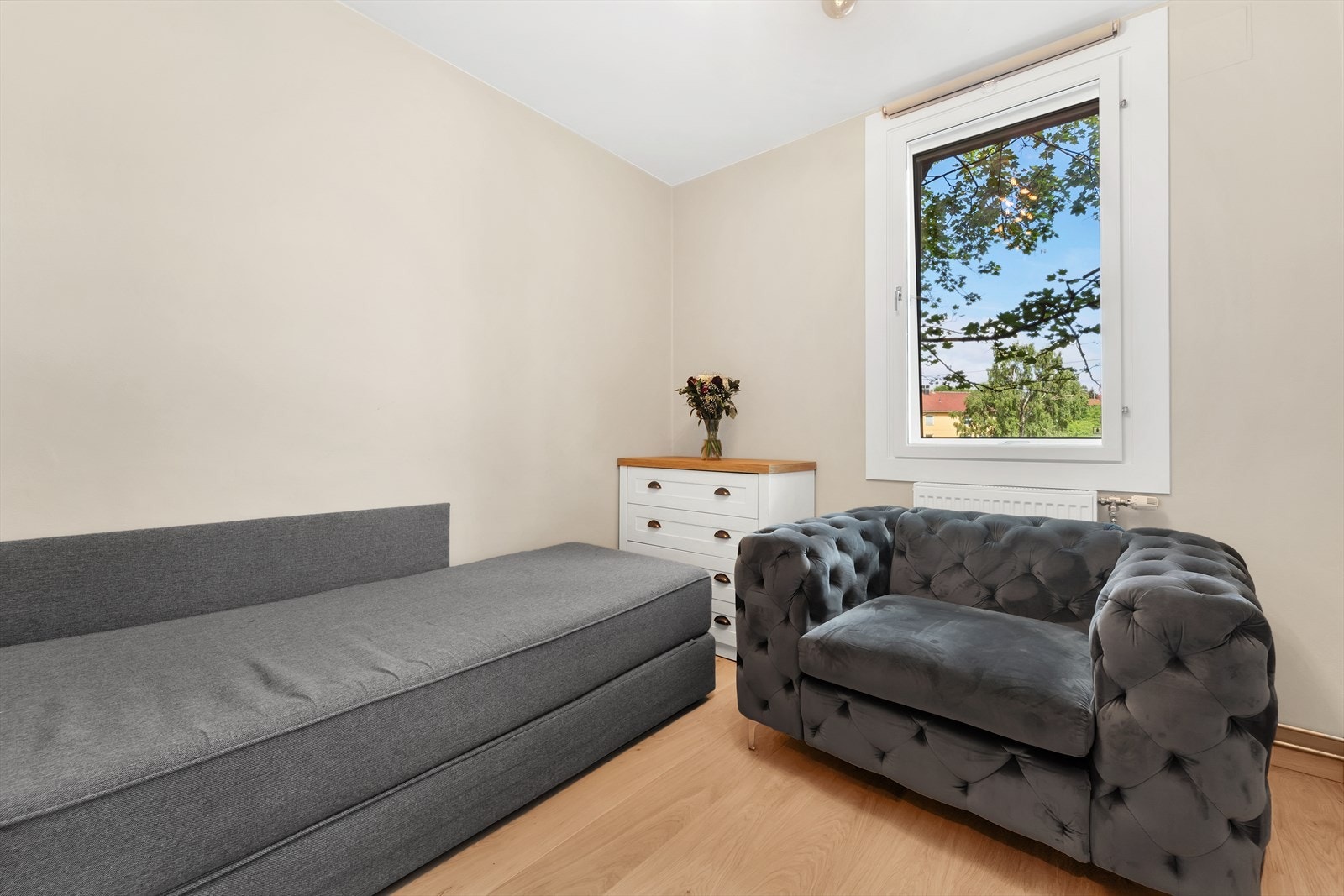 Soverom 3 gir fin plass til både seng, pult eller kommode. Innred med både bilder, hyller, samt andre dekorative elementer. Galleribilde