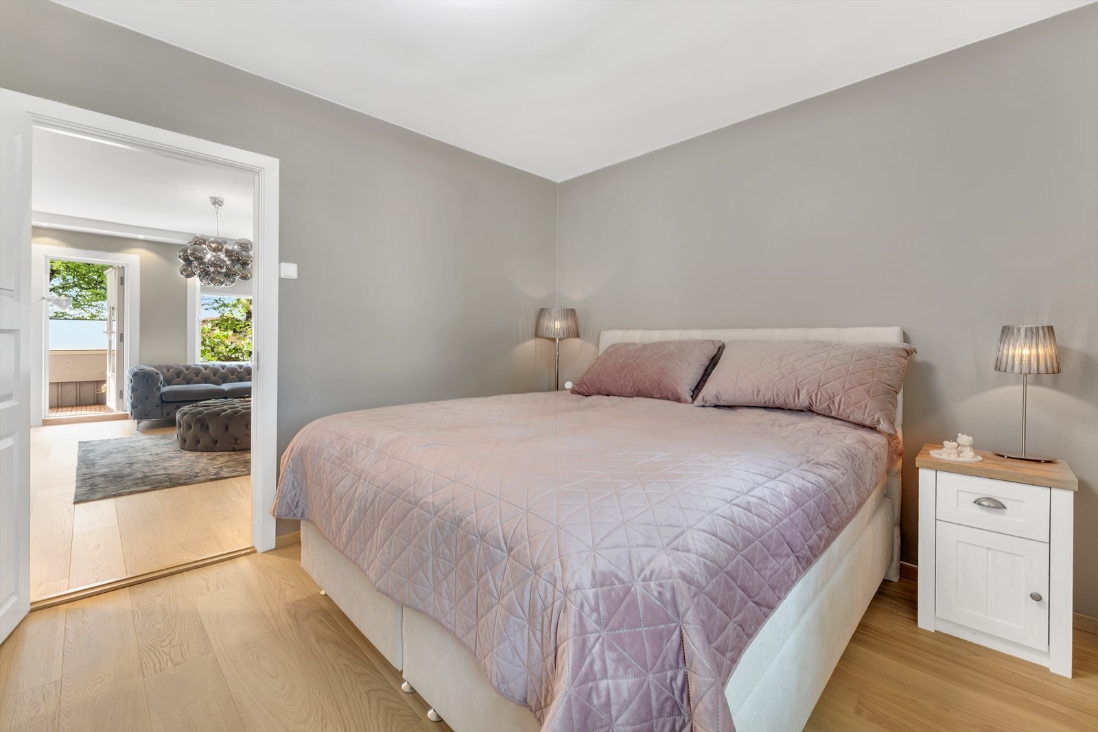 Hovedsoverom av god størrelse og med fin plass til dobbeltseng, nattbord, samt øvrig møblement. Galleribilde