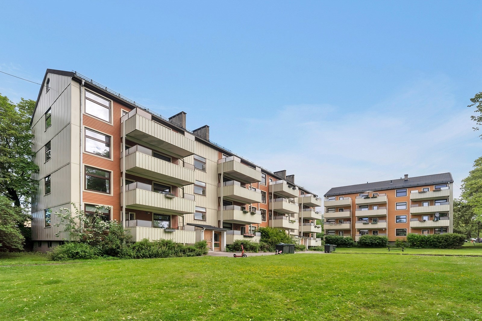 Leiligheten tilhører et hyggelig og veldrevet borettslag, bestående av tilsammen 84 andeler. Høres dette ut som boligen for deg? Da gleder vi oss til å se deg på visning! Galleribilde