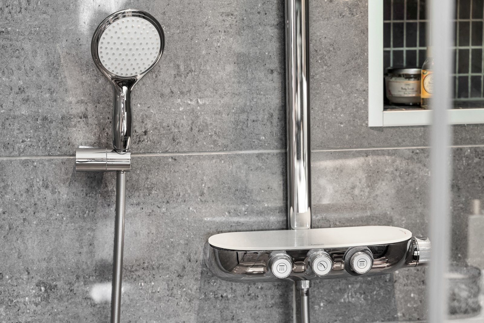 Garnityr fremstår med veggmonterte dusjdører. Galleribilde