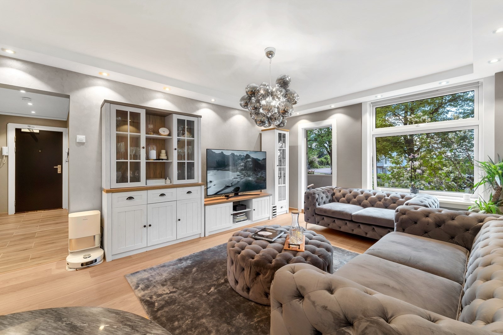 Ditt nye hjem byr på en stor og flott stue med god plass til sofagruppe, salongbord, TV-seksjon, samt annet ønsket møblement. Galleribilde