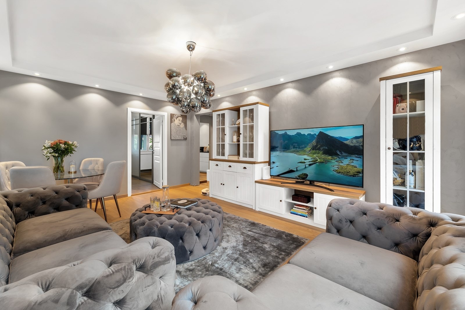 Samtlige overflater ble tatt i 2023 og malt i lyse, tidsriktige fargetoner. Legg merke til spisebordet som finner sin ideelle plass i en naturlig del av rommet. Galleribilde