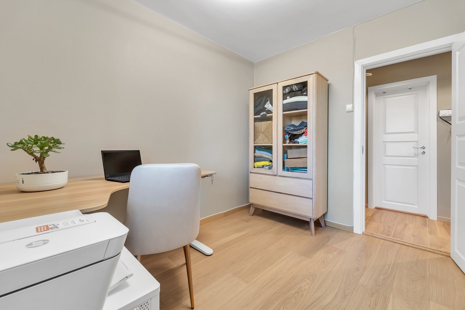 Veggene er malt i en dus beigetone som er gjennomgående flere steder i boligen. Galleribilde