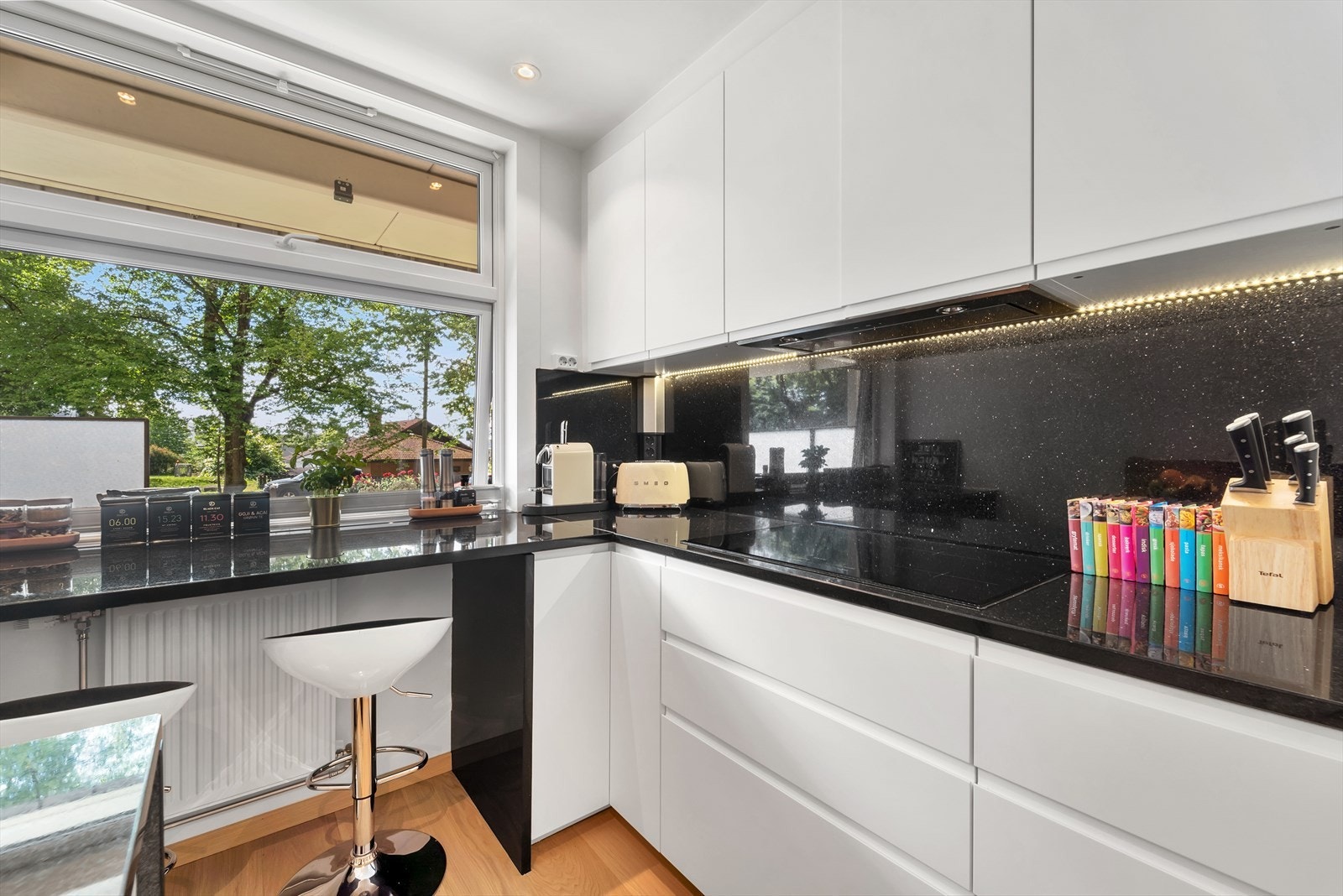 Ventilator med utkast er tilkoblet over komfyr. Waterguard er montert i benkeskapet og bidrar til ekstra sikkerhet på kjøkkenet. Galleribilde