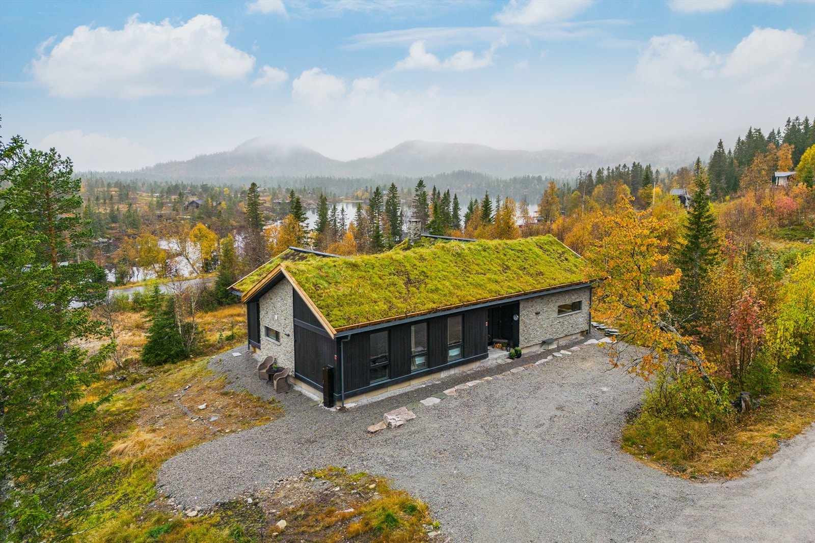 Solrik naturtomt hvor målet er at tomten skal stå i stil med naturen i området. Galleribilde