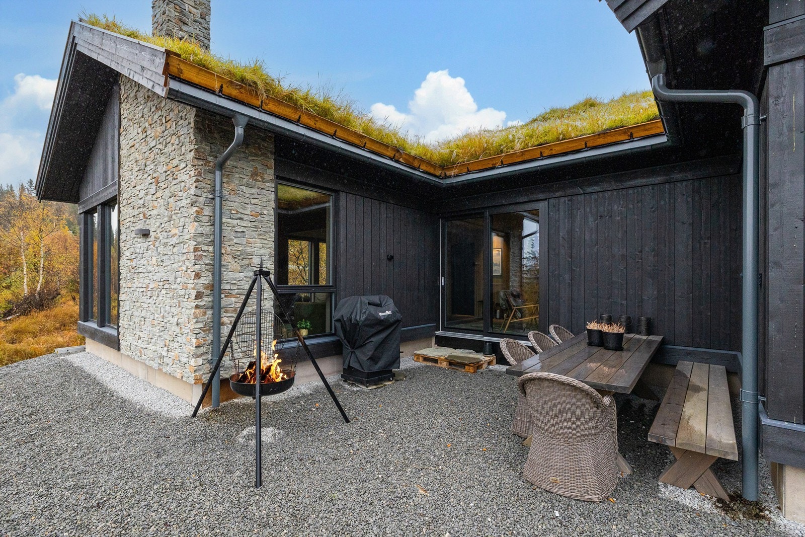 Lun uteplass som er skjermet for vær og vind. Galleribilde