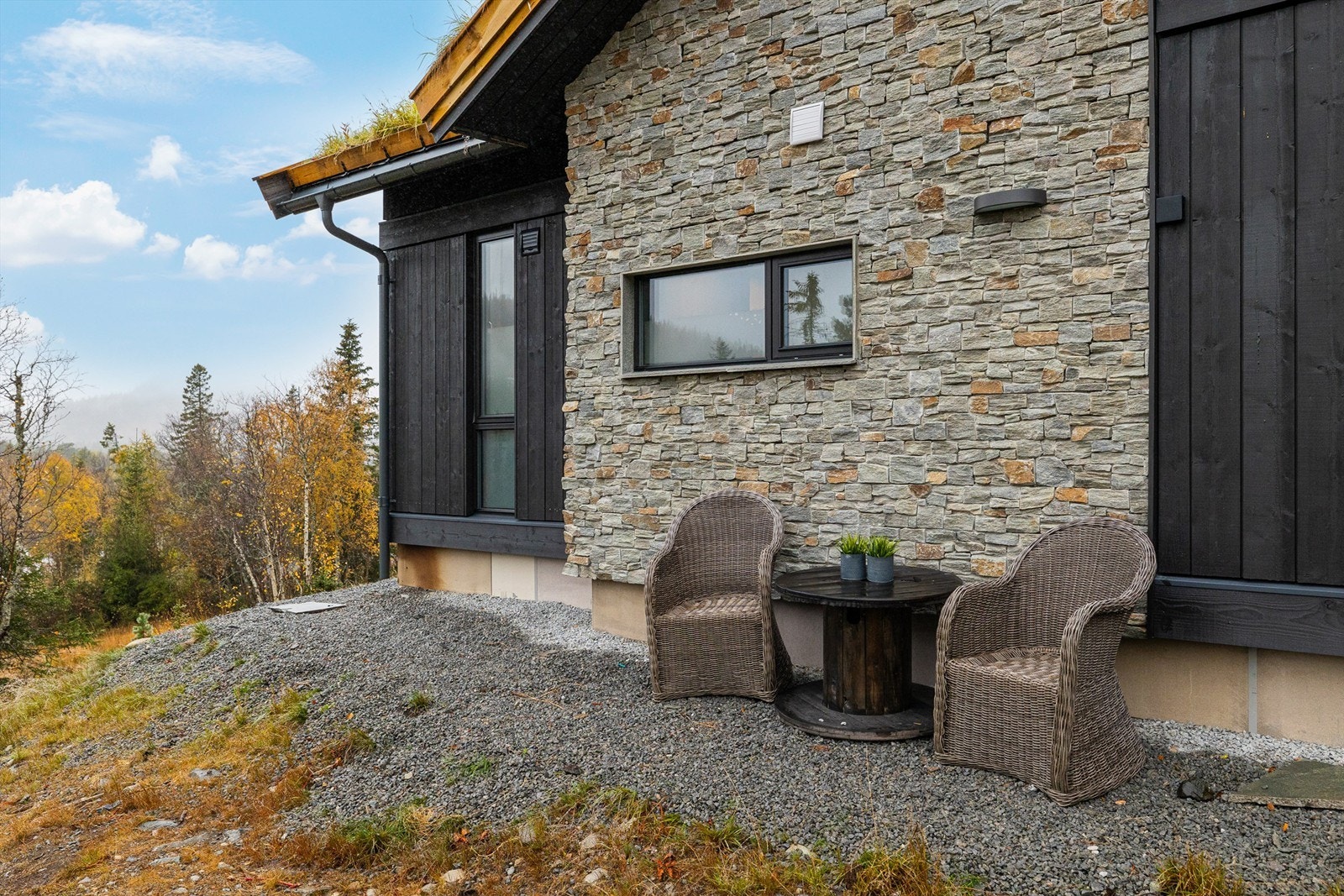 Den bærende konstruksjonen er reisverksvegger med stående ytterkledning og steinplater fra Smartstone typ Valdres. Galleribilde