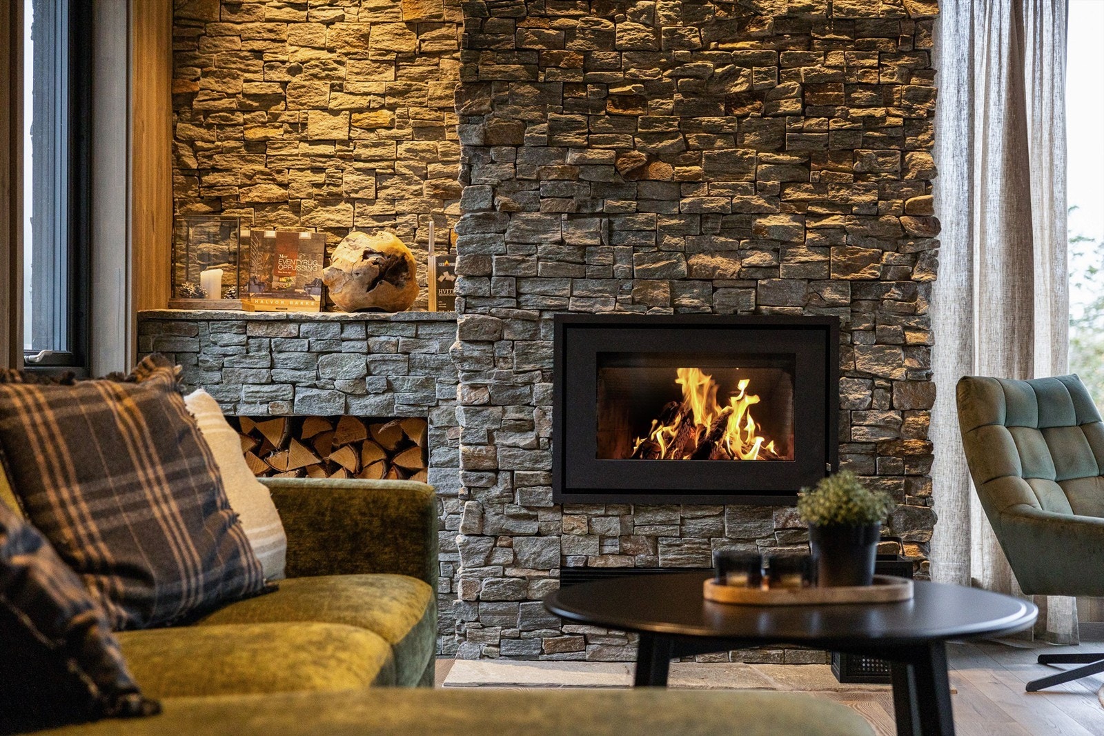 Peisovnen har tidsriktig design og stort vindusparti som gir flott innsyn til flammene. Galleribilde