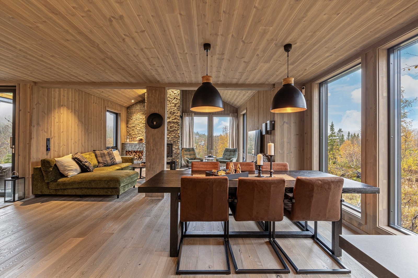 Det er store vindusflater som gir utsikt og slipper inn lys. Galleribilde