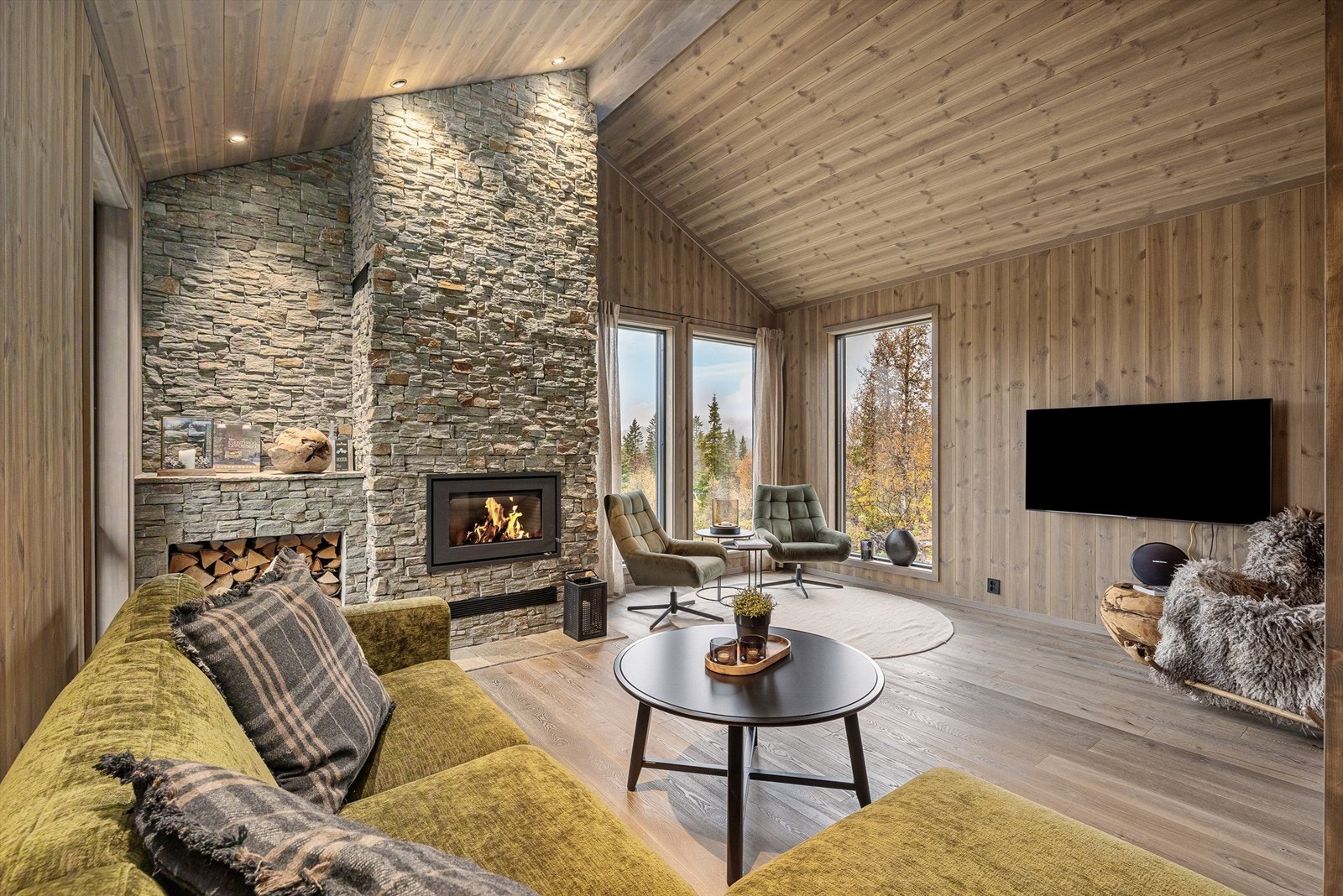 Ildstedet er kledd i steinpanel fra Smartstone typ Valdres, og har innebygd hylle til ved. Galleribilde