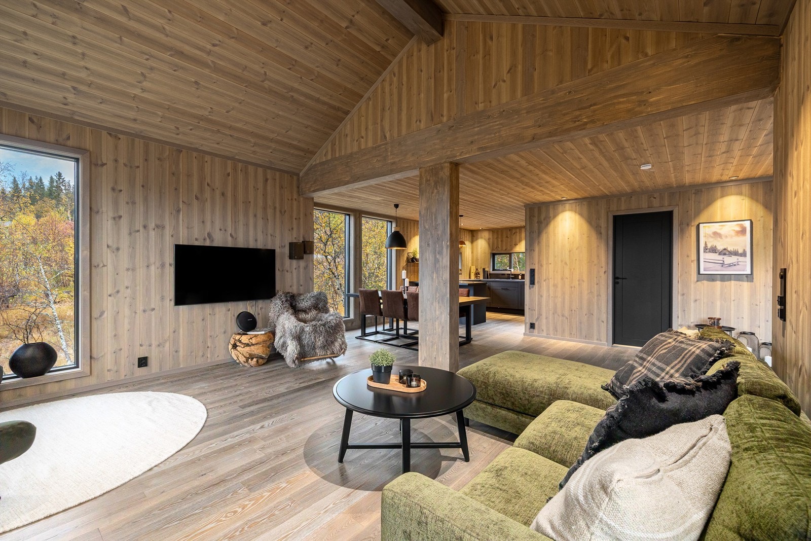 Det er en åpen løsning mot kjøkkenet, noe som gir en helhetlig følelse hvor stue og kjøkken smelter sammen. Galleribilde