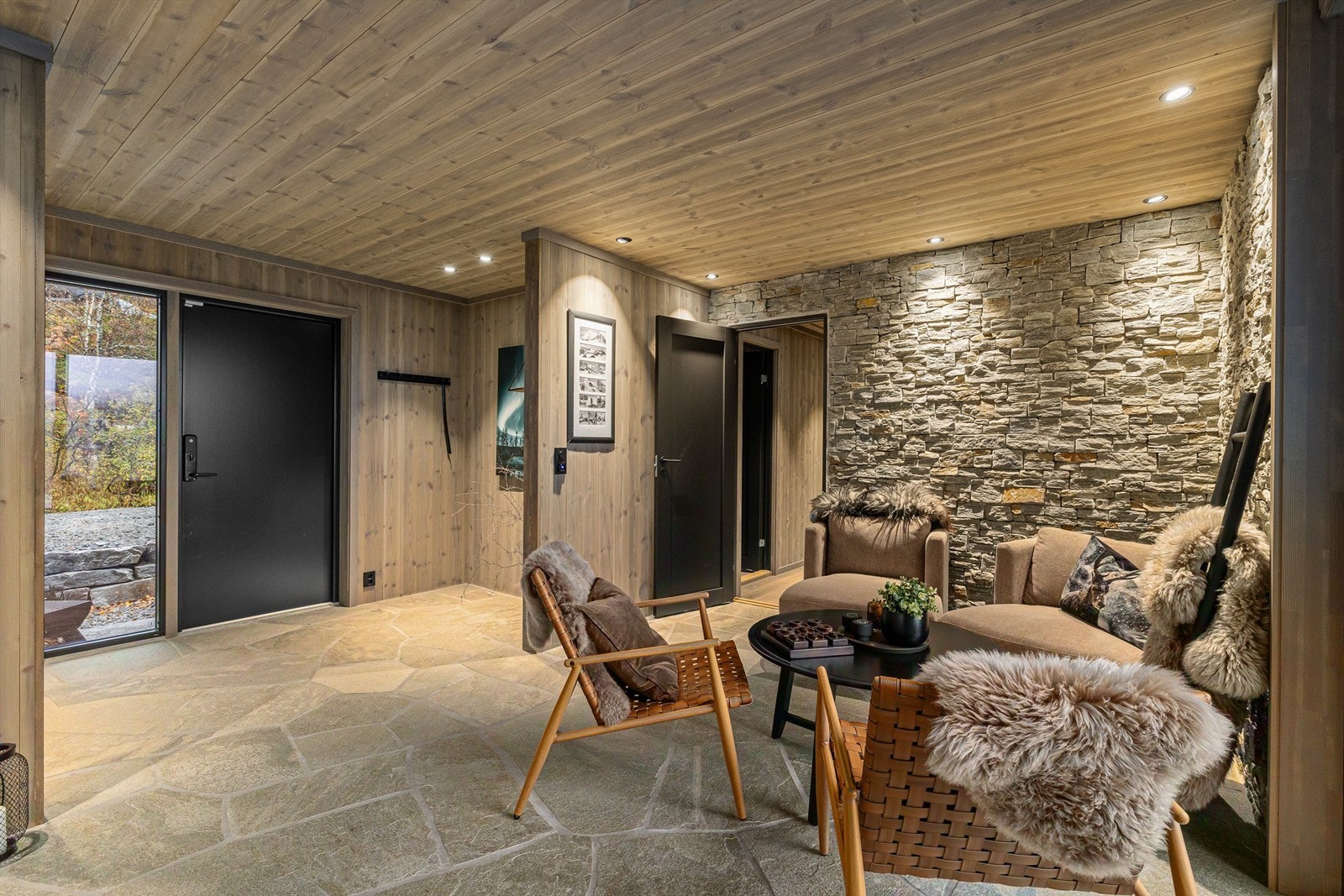 Det er slitesterk skiferflis på gulvet i entré og hall. Galleribilde