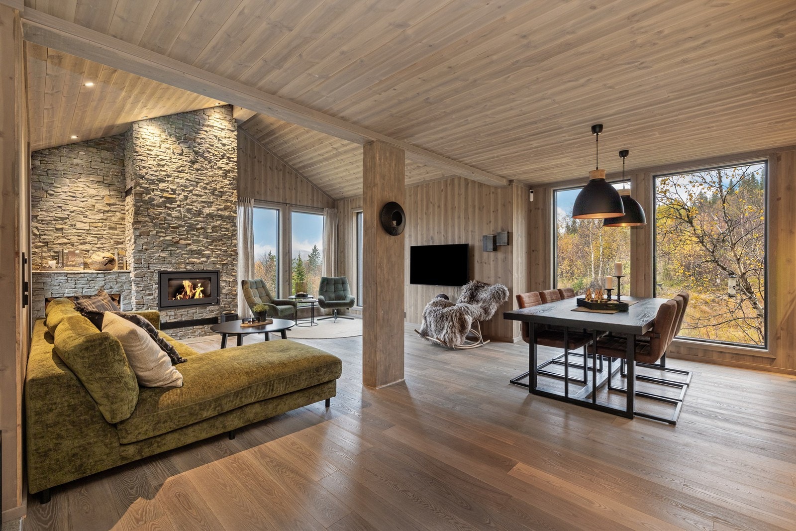 I stuen er det god plass til flere sittegrupper. Galleribilde