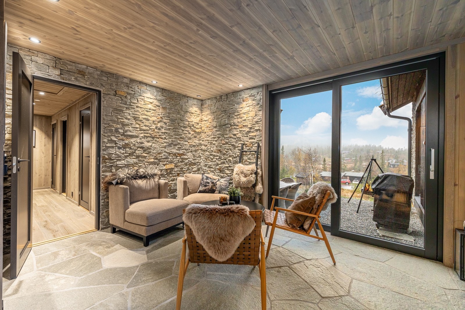 Fra stuen er det direkte utgang via skyvedør til lun uteplass. Galleribilde