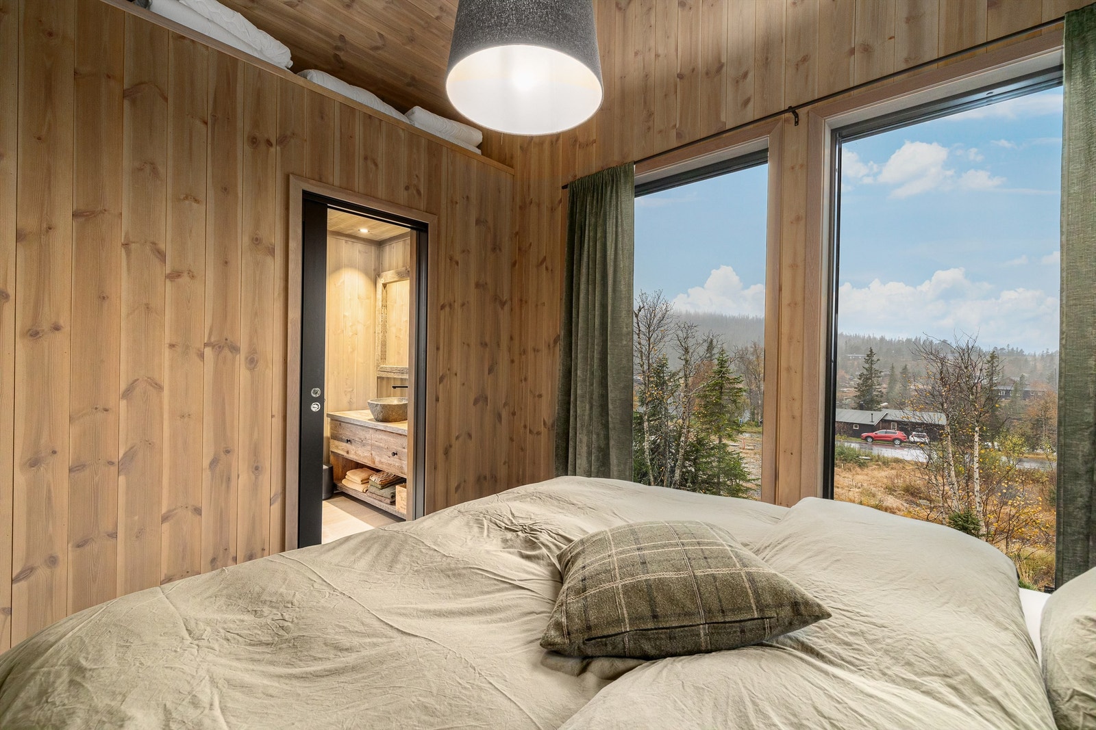 Hovedsoverommet har eget bad med direkte adkomst. Galleribilde