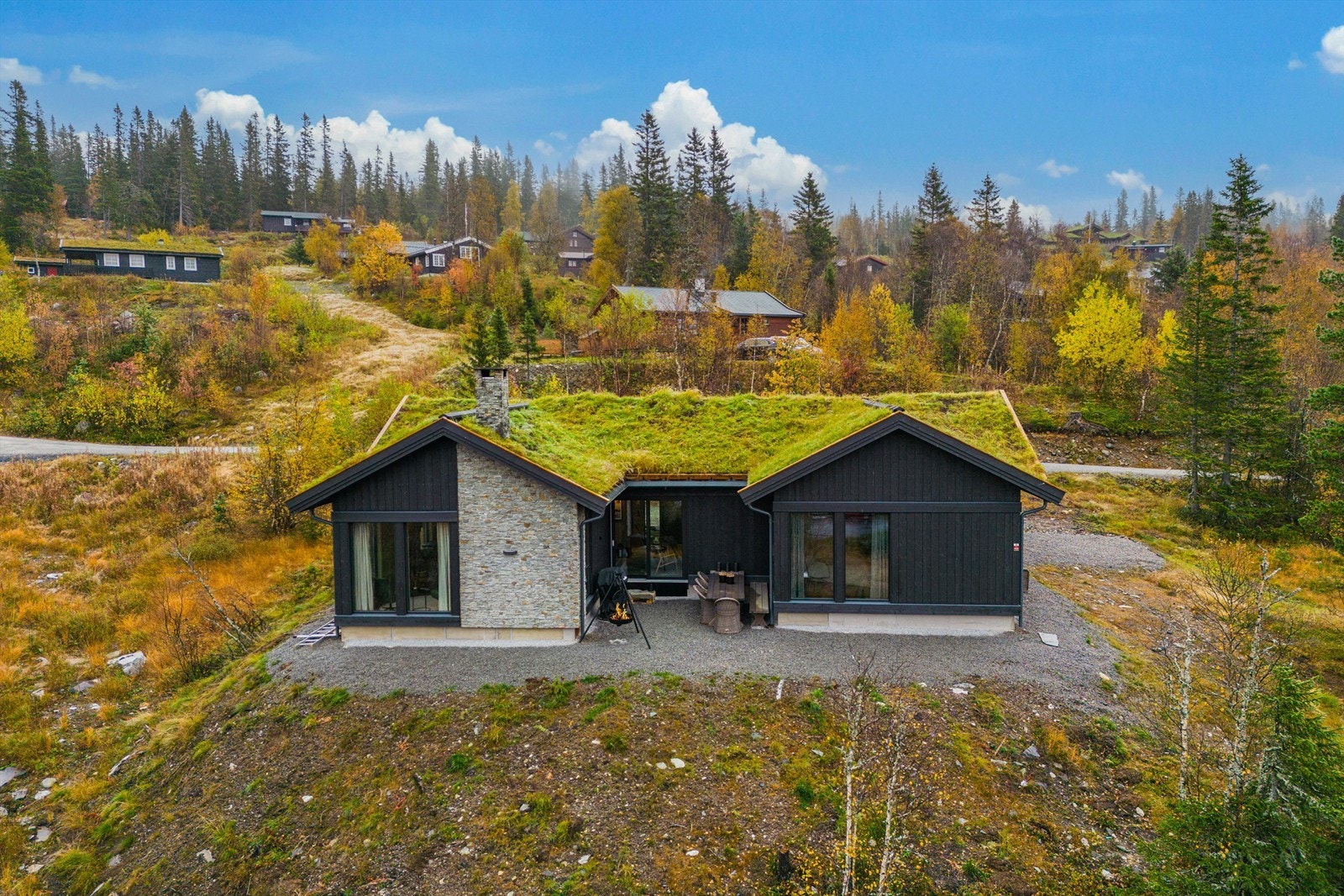 Dette er en høystandard hytte som skiller seg ut fra den tradisjonelle nordiske hyttemodellen. Galleribilde