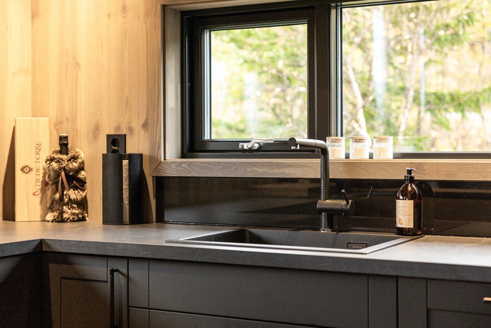 Kjøkkenvasken er sort og består av ripebestandig Silgranit. Galleribilde