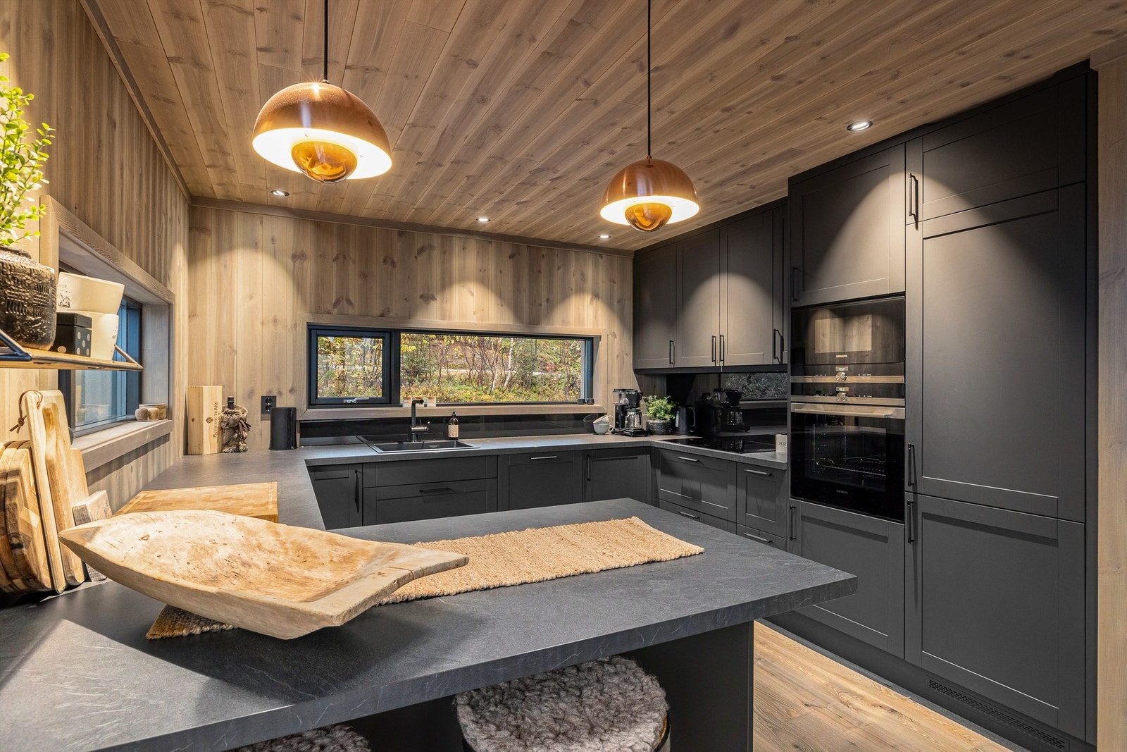 Innredning er moderne i dempet sort med mørke og laminerte benkeplater. Galleribilde