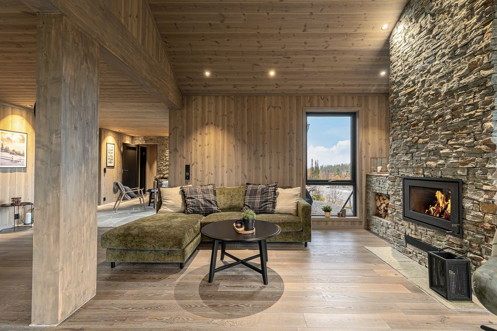 I stue, kjøkken og soverommene er det heltregulv med brede bord, som gir et eksklusivt preg. Galleribilde