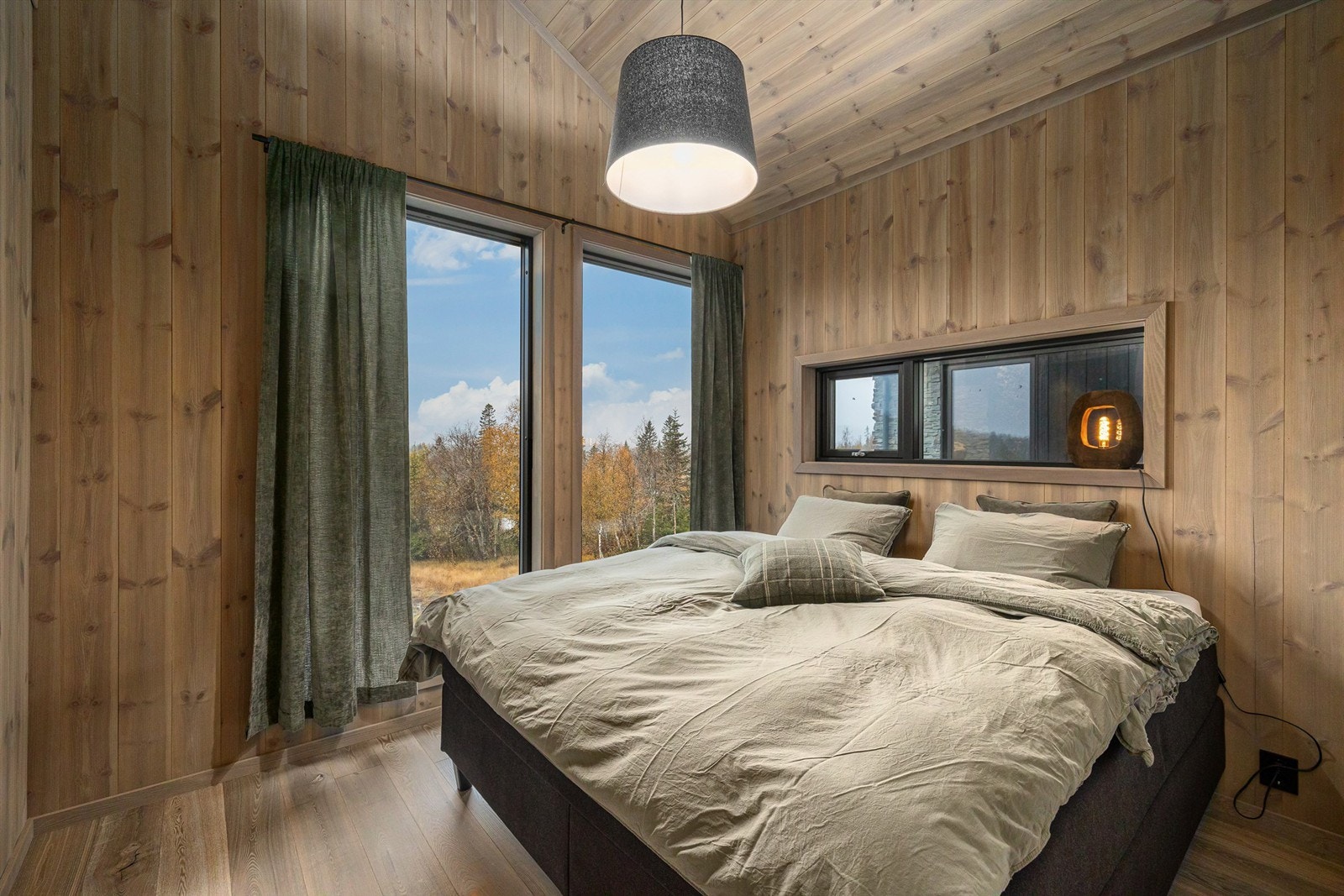 Med fire soverom har du god plass til venner og familie. Galleribilde