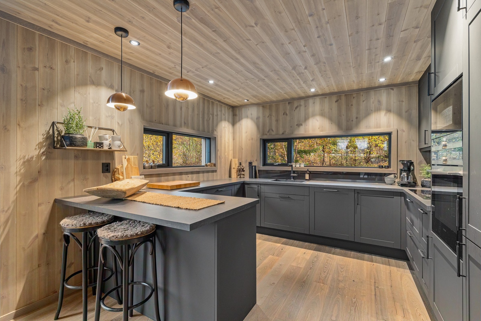 Kjøkkeninnredningen er U-formet med tilknyttet kjøkkenhalvøy. Galleribilde