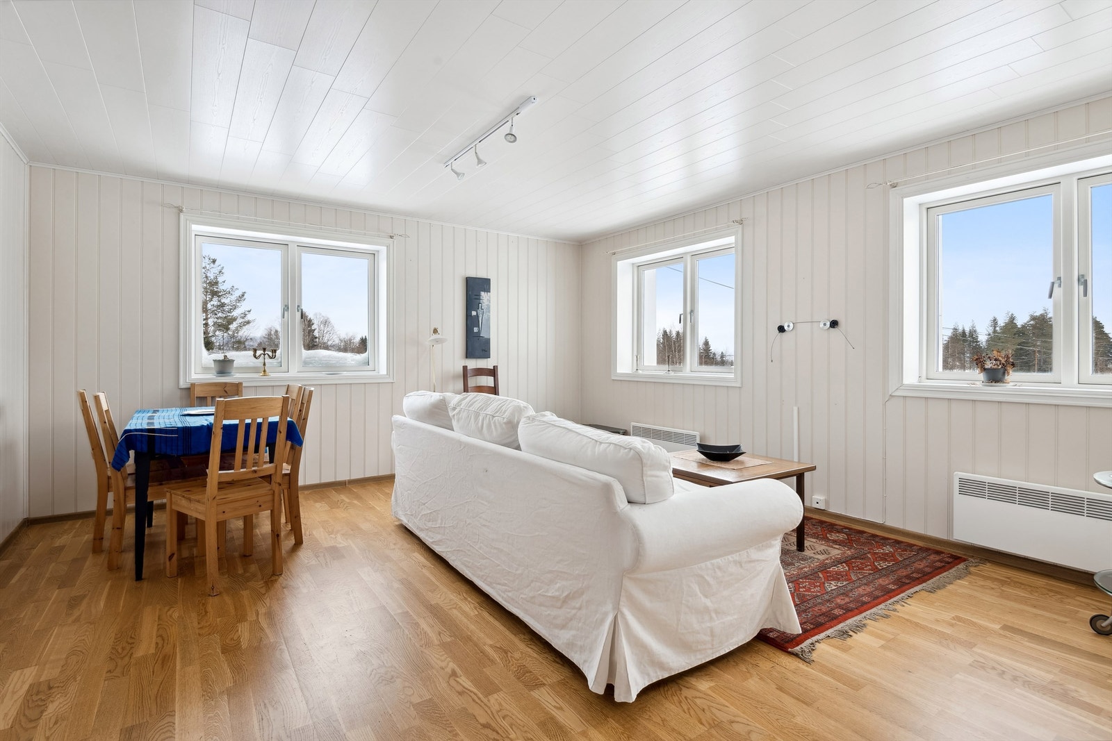 Stue i seksjon 4. Bygget gjennomgikk en større oppgradering i 2013 og flere innvendige overflater fremstår i lyse og moderne farger og materialer. Galleribilde