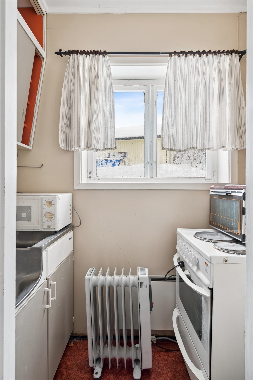 Kjøkken i hybelen som etablert i tilknytning til butikklokale. Det finnes ikke noe dokumentasjon/godkjenning på denne etableringen. Galleribilde