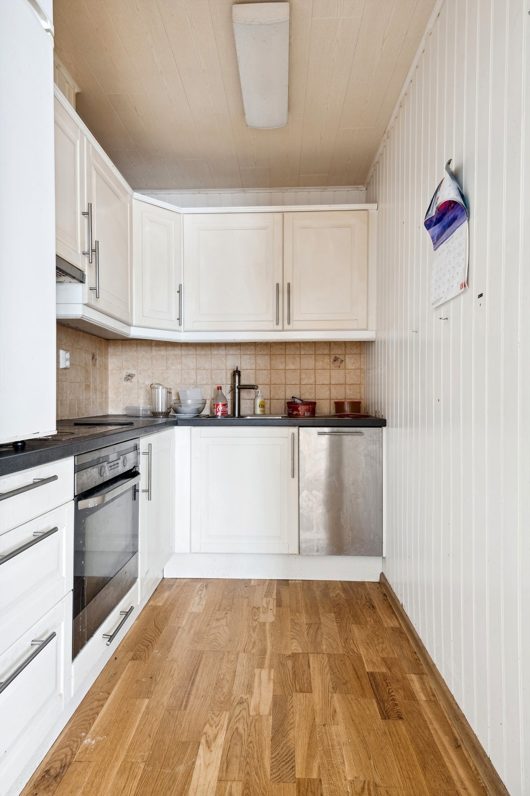 Kjøkken i seksjon 3. Kjøkkenene i seksjon 3 og 4 i andre etasje er fra ombyggingen i 2013 og har standard deretter, med blant annet integrerte hvitevarer Galleribilde