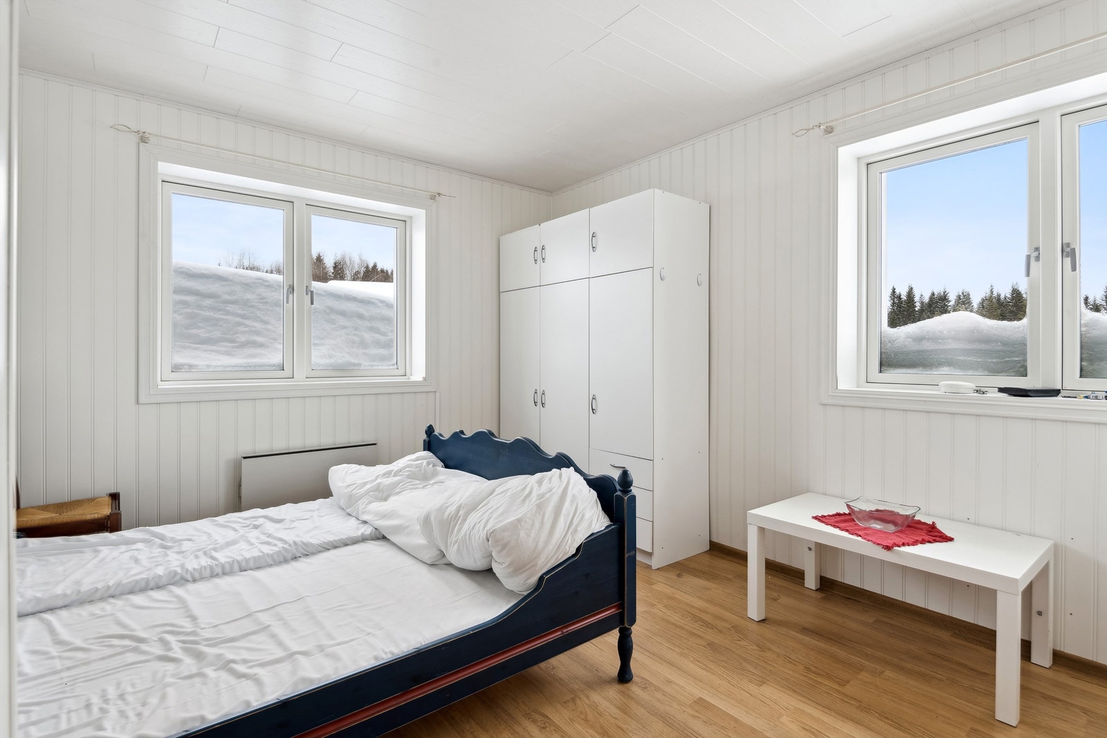 Soverom i seksjon 4. Det er sikringsskap i felles gang 2.etasje med jordfeilautomater, overspenningsvern og 3 digitale målere (for seksjon 3, 4 og 5). Galleribilde