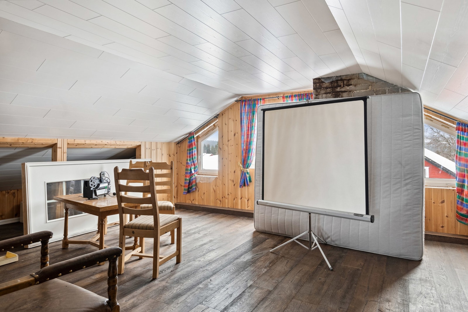 Næringsseksjonen i 3. etasje er ikke fullført men er tenkt som kontorlokale. Galleribilde