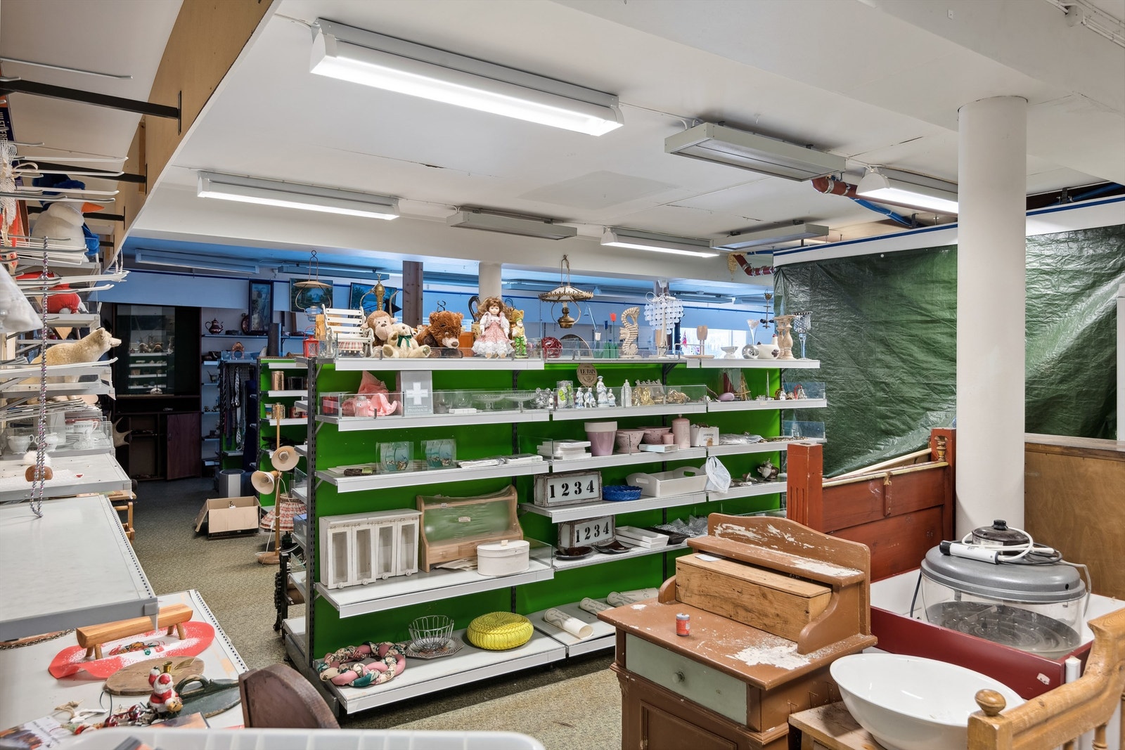 Fra butikklokale. Den gamle bygningen har vært preget av manglende vedlikehold, men innehar et stort potensial. Galleribilde