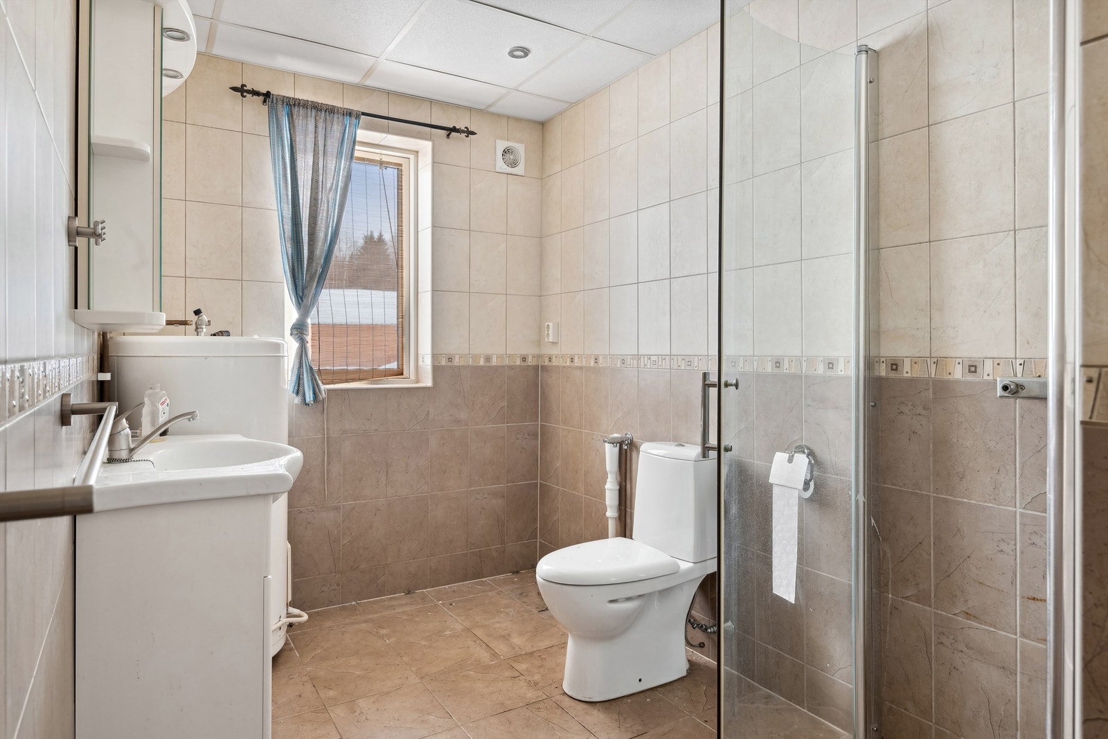 Bad i seksjon 3. Det er adkomst til dette badet fra felles trapperom. Galleribilde