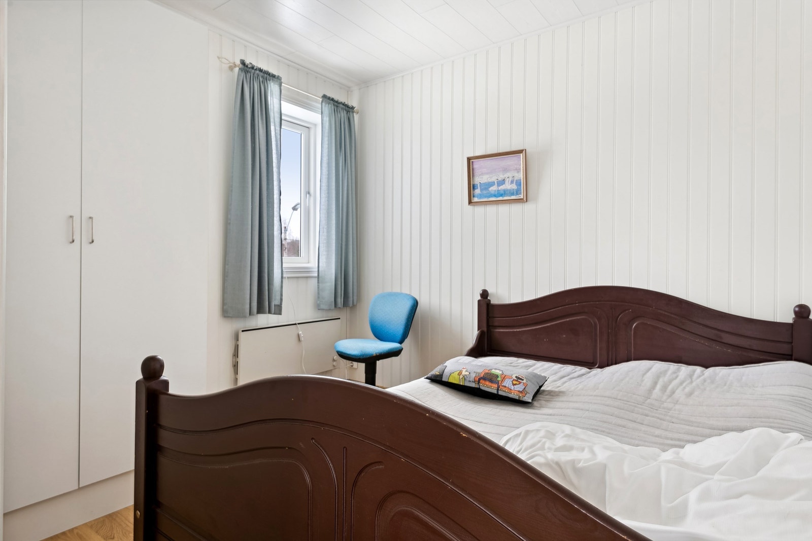 Soverom med garderobeskap. Galleribilde