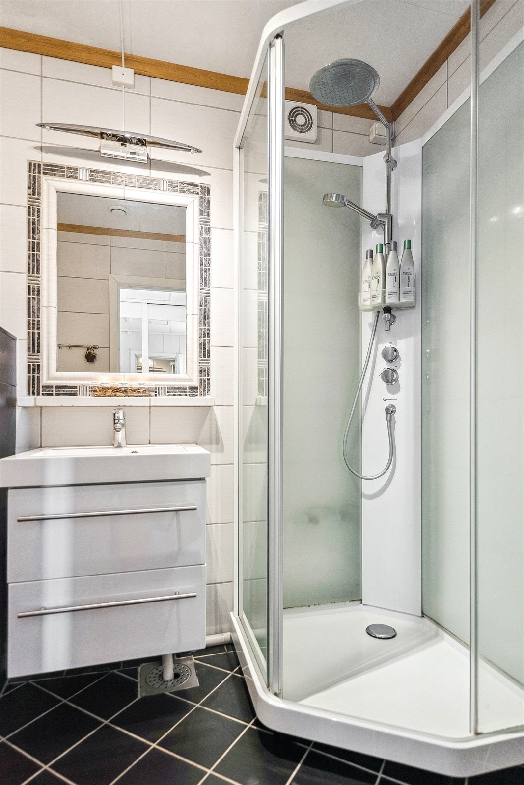 Dusjkabinett med tropedusj på badet i 1. etasje. Galleribilde