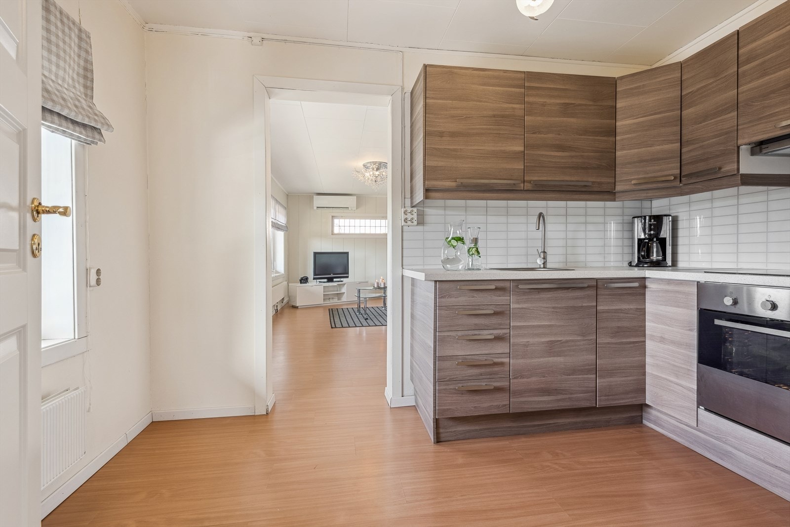 Det er åpen løsning fra kjøkken og inn i stue i underetasje! Galleribilde