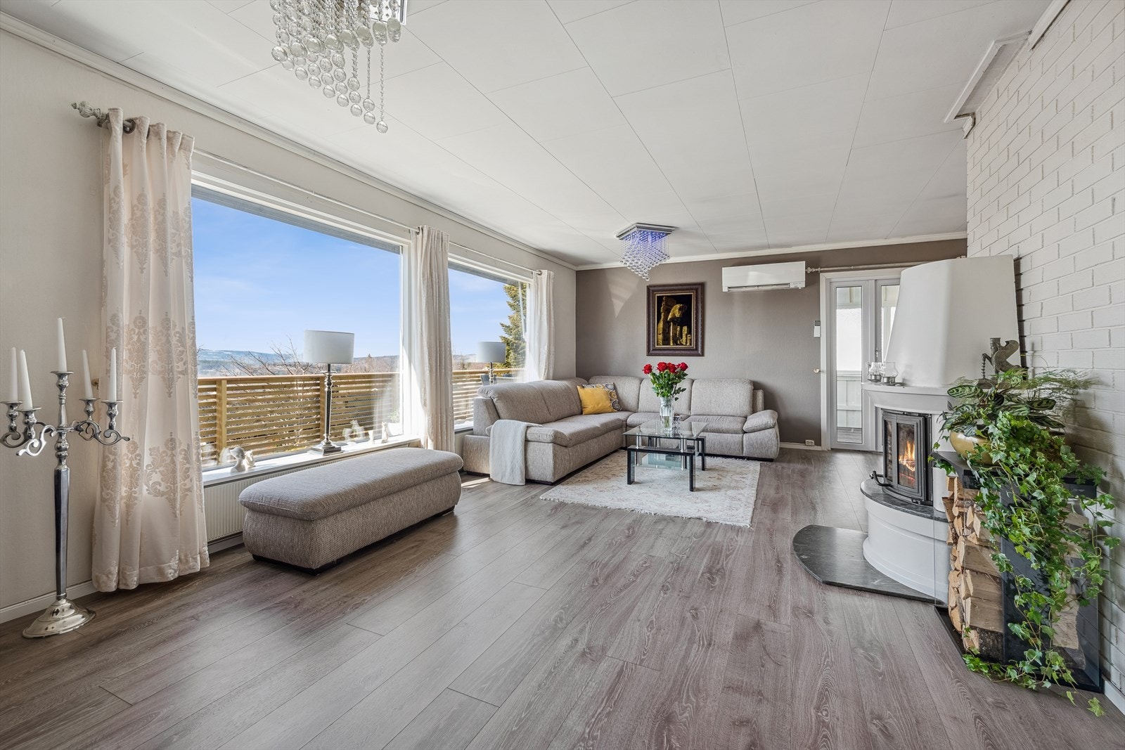 Stuen er åpen og har gode innredningsmuligheter. Galleribilde